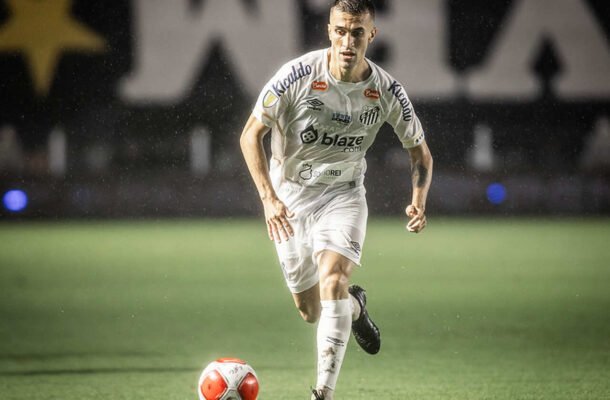 JOÃO SCHMIDT - Foi colocado no jogo para cobrir melhor a marcação e segurar uma possível pressão da Macaca. Apareceu bem na defesa, mas não foi eficaz na construção do jogo. Nota: 6 - Foto: Raul Baretta/ Santos FC
