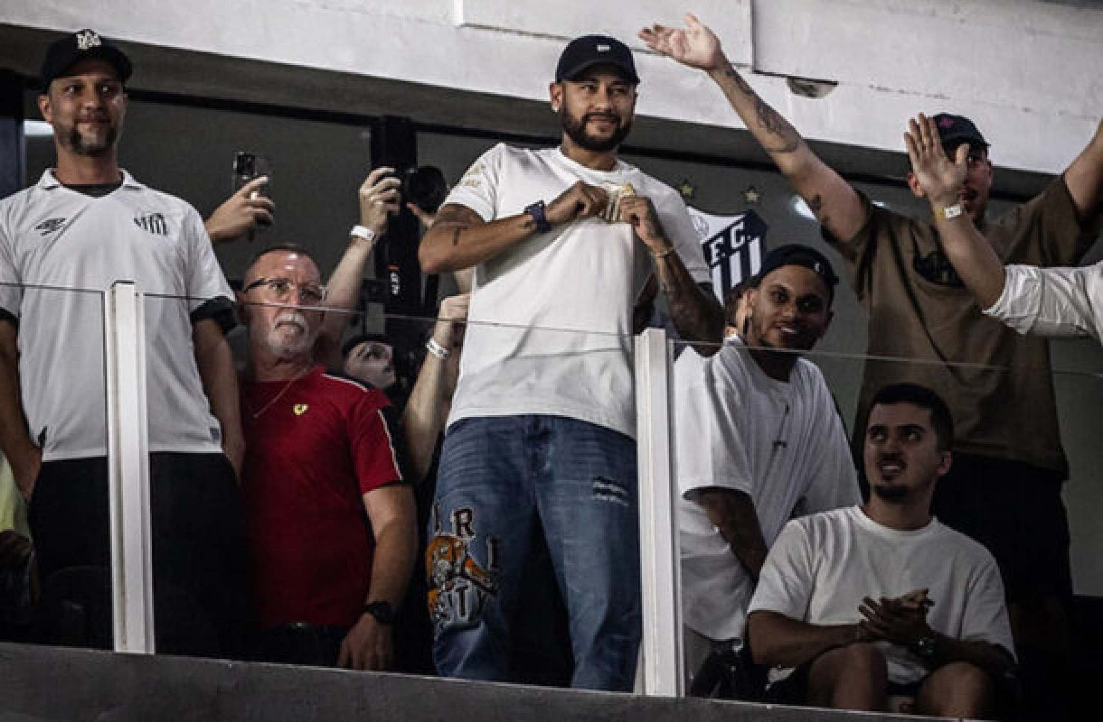 Santos quer aproveitar Copa do Mundo para tentar Neymar por mais tempo