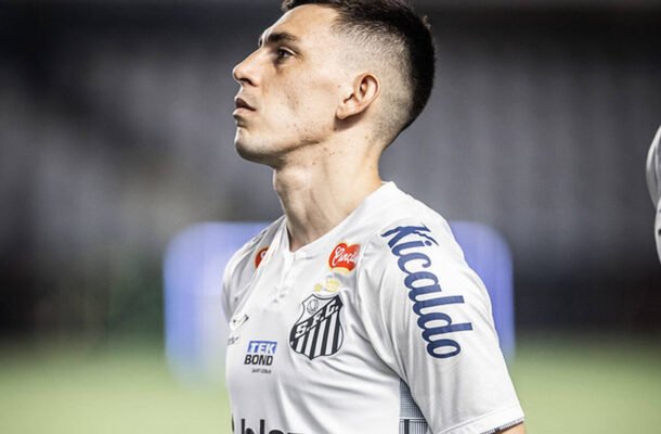 ESCOBAR - O argentino sofreu muito quando estava em campo, principalmente com Jean Dias. O lateral, que estava amarelado, deixou o gramado no intervalo, por pouco aparecer no campo de ataque. Nota: 4,5 - Foto: Raul Baretta/ Santos FC