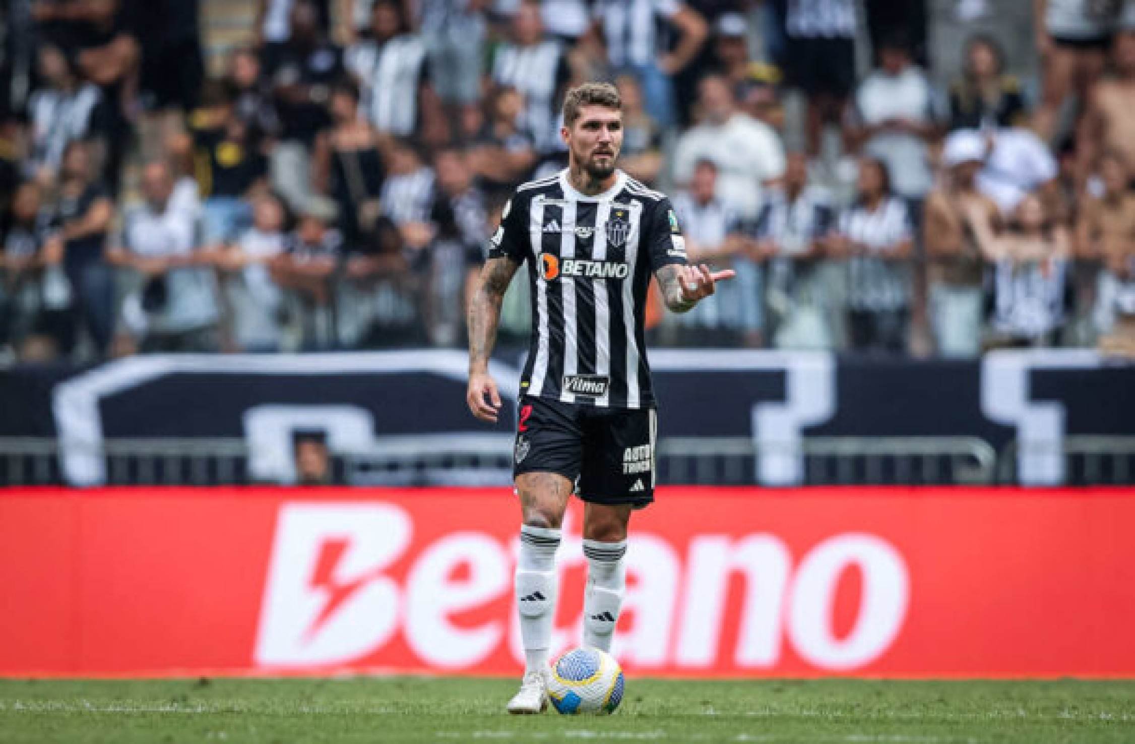 Time do Atlético tenta parar provocações do zagueiro Lyanco