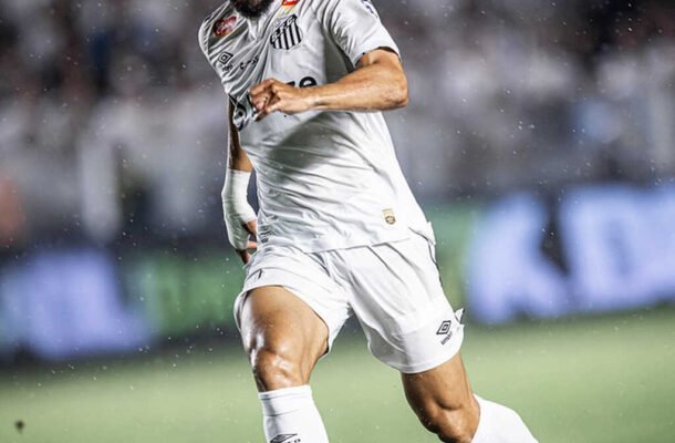 THACIANO - Em sua primeira partida como titular, não mostrou, ainda, tudo que lhe é esperado. Apareceu pouco na área ofensiva e se limitou a participar do jogo na meia cancha. Não comprometeu, mais pode entregar mais. Nota: 5,5 - Foto: Raul Baretta/ Santos FC