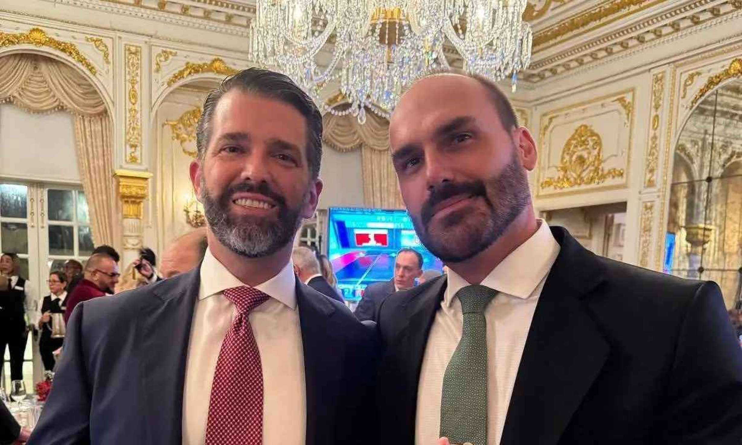 Eduardo Bolsonaro encontra filho de Trump e lamenta ausência do pai