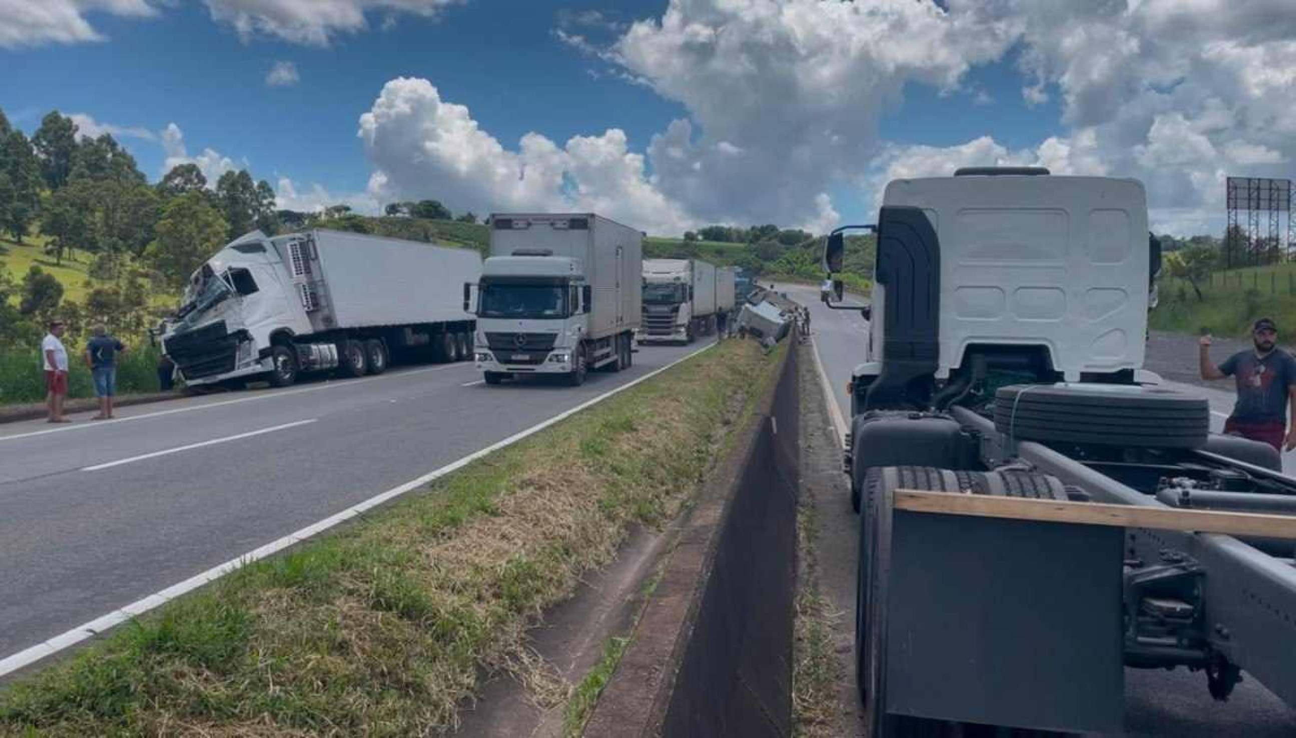 Acidente entre duas carretas interditou parte dos dois sentidos do quilômetro 654 da BR-381 