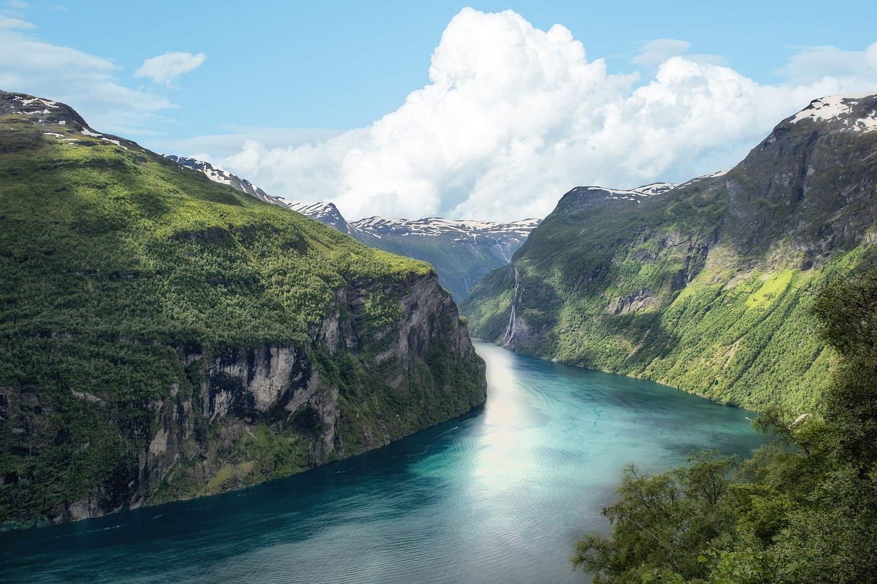 Os fiordes noruegueses, como Geiranger e Sognefjord, são deslumbrantes formações naturais esculpidas por geleiras. Essas paisagens únicas, com montanhas e águas profundas, atraem turistas e aventureiros do mundo todo.