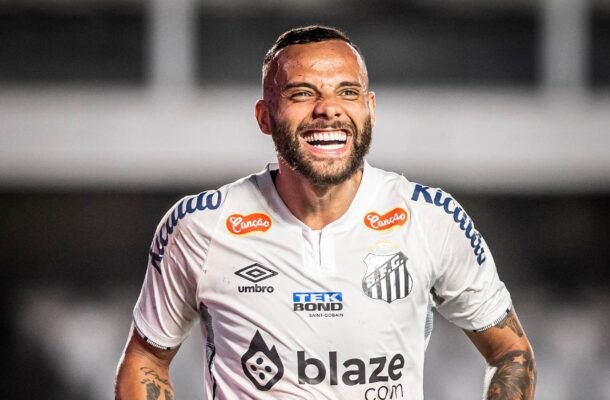 GUILHERME - Iluminado mais uma vez! Foi o jogador que mais apareceu no meio campo na primeira etapa, tentando fazer o jogo fluir, apesar das dificuldades. Na segunda etapa, mostrou seu faro de gol, e marcou o terceiro gol no Paulista, sendo o autor de todos os gols do Peixe no campeonato. Nota: 7 - Foto: Divulgação/Santos FC