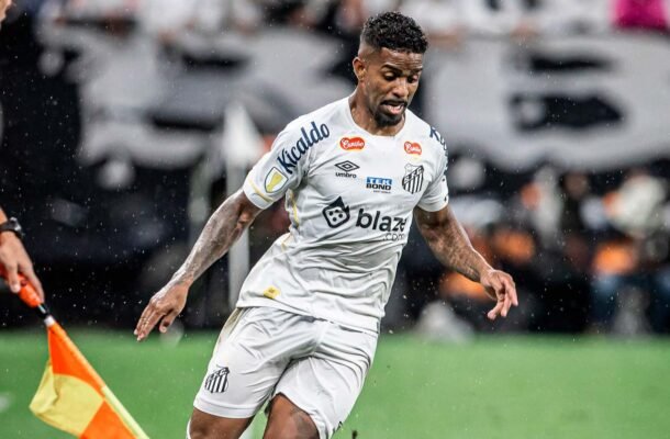 HAYNER - Entrou no lugar de Guilherme, em uma alteração difícil de entender, e apareceu pouco na partida. Nota: 5,5 - Foto: Raul Baretta/ Santos FC