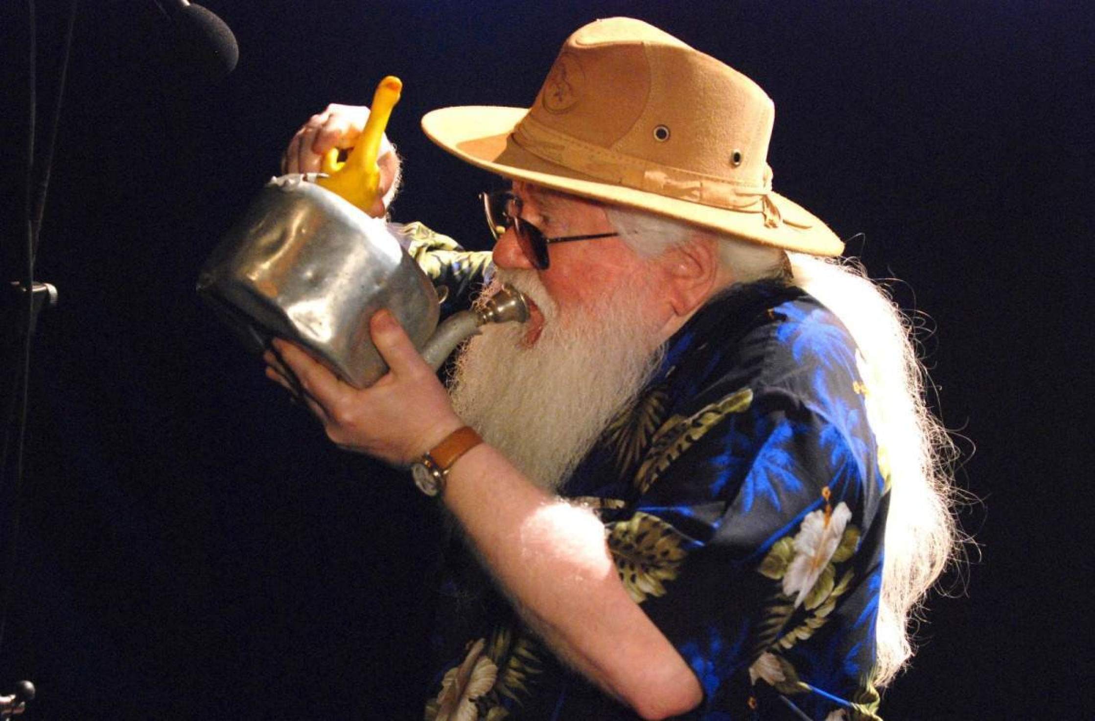 Hermeto Pascoal toca chaleira em show realizado em 2010