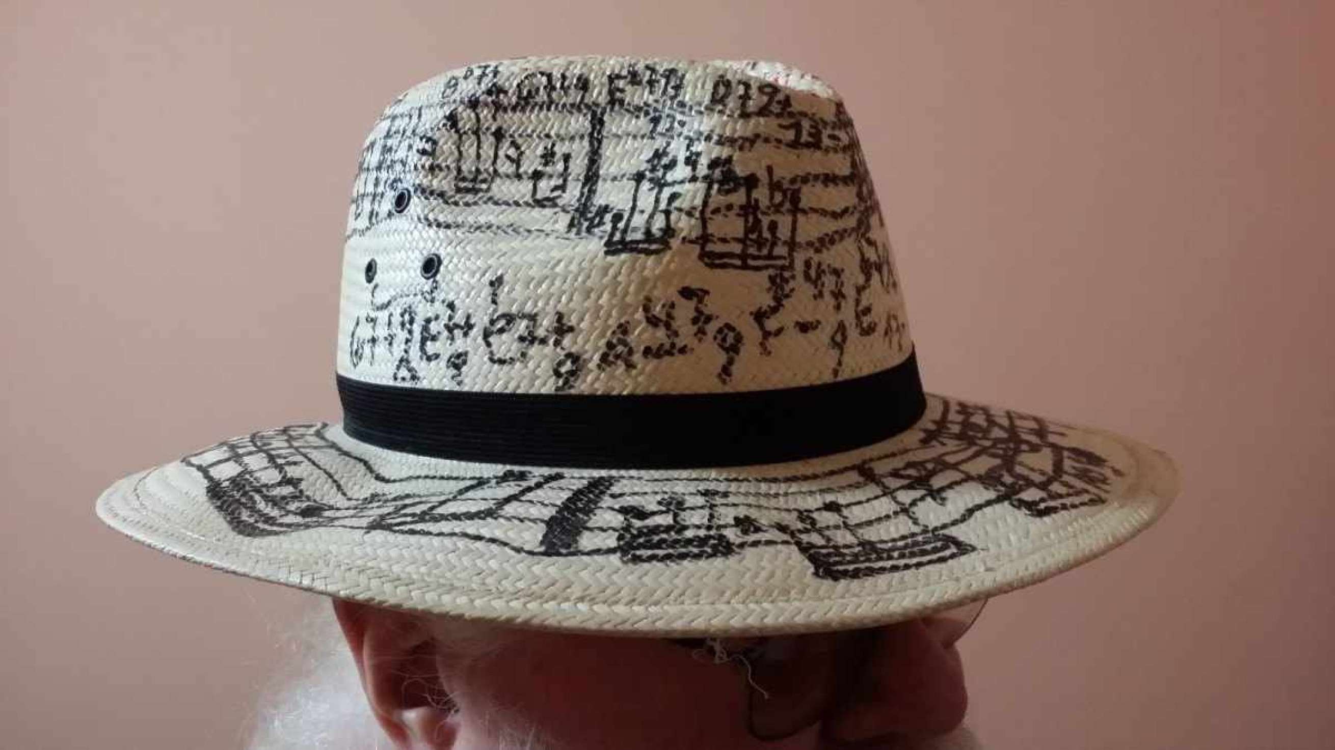 O chapéu de Hermeto Pascoal com cifras de melodia que ele compôs