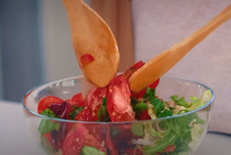 Ela tambÃ©m pode ser consumida fresca em saladas, sopas ou como tempero em pratos variados. A quantidade recomendada Ã© de cerca de 50 gramas de folhas por dia.