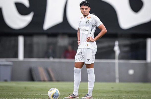 LUCA MEIRELLES - Em sua primeira chance como titular, não conseguiu aparecer muito na primeira etapa, já que a bola não chegava no ataque. Entretanto, quando apareceu no segundo tempo, foi muito bem e deu uma bela assistência para o gol de empate, mostrando ótimas credenciais para o time principal. Nota: 6,5 - Foto: Reprodução/Instagram
