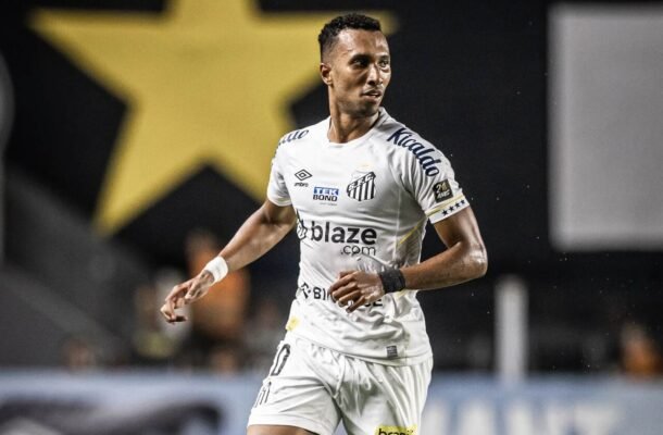 LUCAS BRAGA - Entrou no intervalo para dar mais força física no ataque, porém pouco apareceu na partida. Nos minutos finais, perdeu uma bola que quase resultou no gol da derrota Nota: 5 - Foto: Raul Baretta/ Santos FC