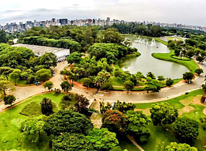 Parque Ibirapuera - Inaugurado em 1954, tem 1,5 milhão de m², no bairro Moema. Com jardins, museus e pavilhões, o parque é tombado pelo Patrimônio Histórico de São Paulo. A média de visitação é de 14 milhões de pessoas ao ano. Parque Ibirapuera - Inaugurado em 1954, tem 1,5 milhão de m², no bairro Moema. Com jardins, museus e pavilhões, o parque é tombado pelo Patrimônio Histórico de São Paulo. A média de visitação é de 14 milhões de pessoas ao ano.