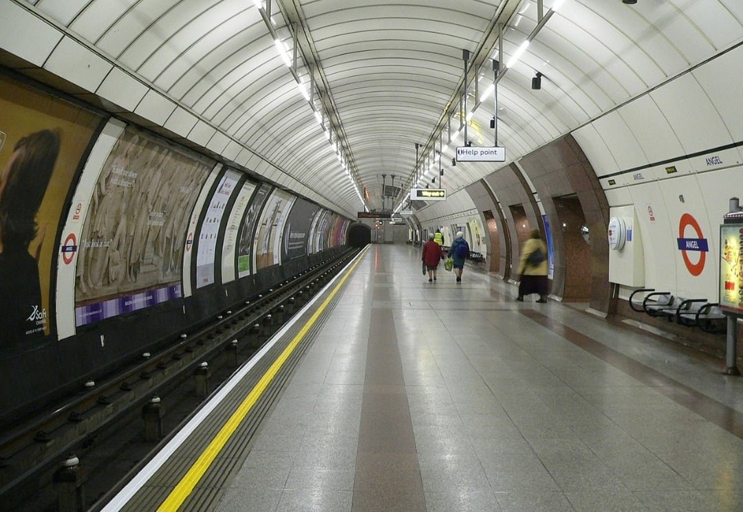 O metrô de Londres, inaugurado em 1863, foi o primeiro sistema subterrâneo de transporte do mundo.
