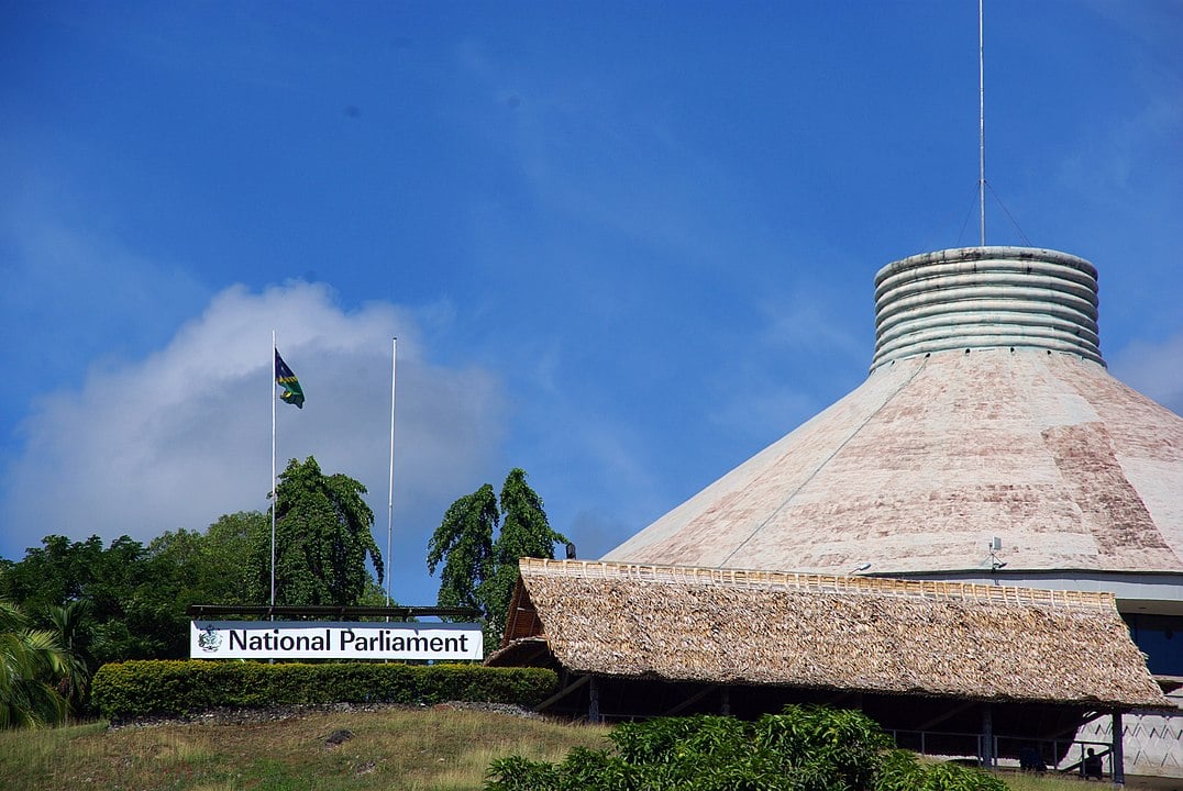 As Ilhas Salomão têm 599 mil habitantes em 28 mil km². Capital: Honiara. -Department of Foreign Affairs and Trade  wikimedia commons 