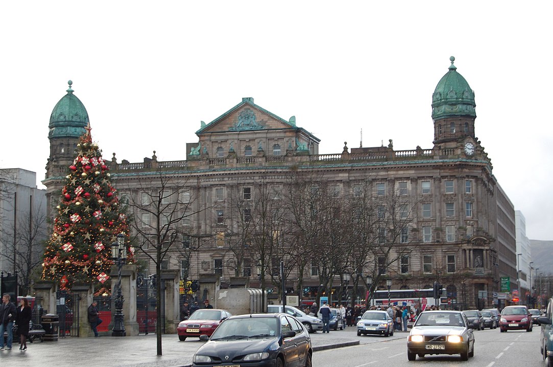 A capital Belfast é a segunda maior cidade na Ilha da Irlanda. Ali foi construído o Titanic, transatlântico que afundou em 1912.  -Gerry Lynch~commonswiki ( wikimedia commons 