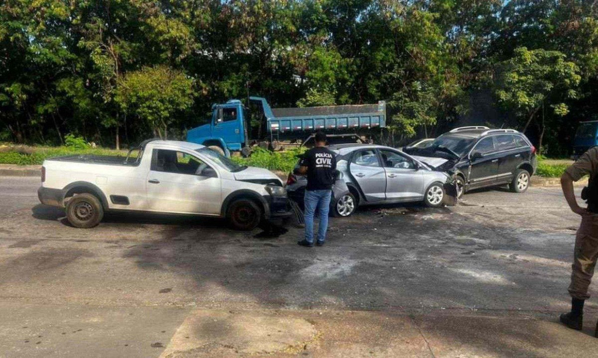 Acidente bloqueou um dos sentidos da via -  (crédito: Corpo de Bombeiros Militar de Minas Gerais/Divulgação)