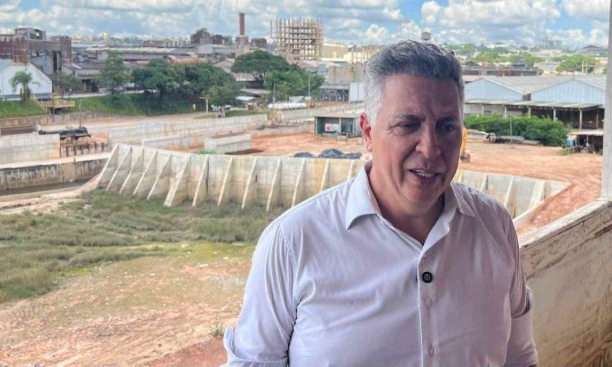 Álvaro Damião (União Brasil), prefeito de BH em exercício, visitou a bacia de contenção B5 na manhã desta segunda (20) e avaliou a estrutura positivamente -  (crédito: Edesio Ferreira)