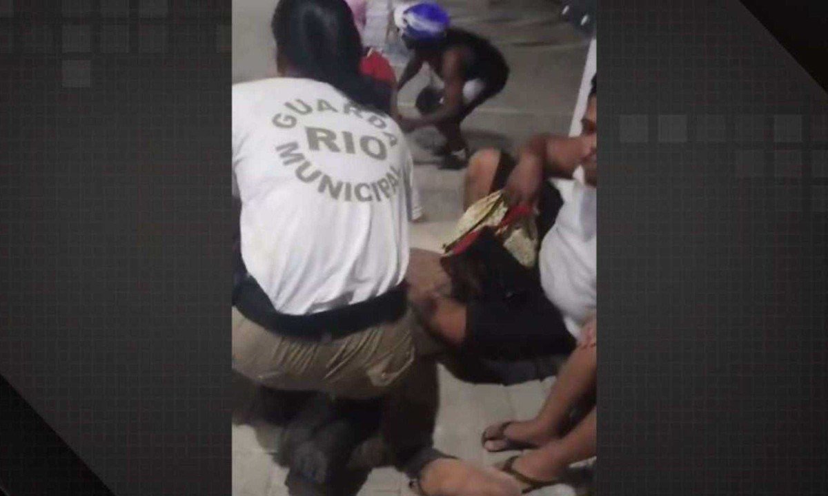 Guardas municipais, assustados com tiroteio em parque municipal do RJ, se abaixam durante o confronto de bandidos -  (crédito: Reprodução/Dailymotion)