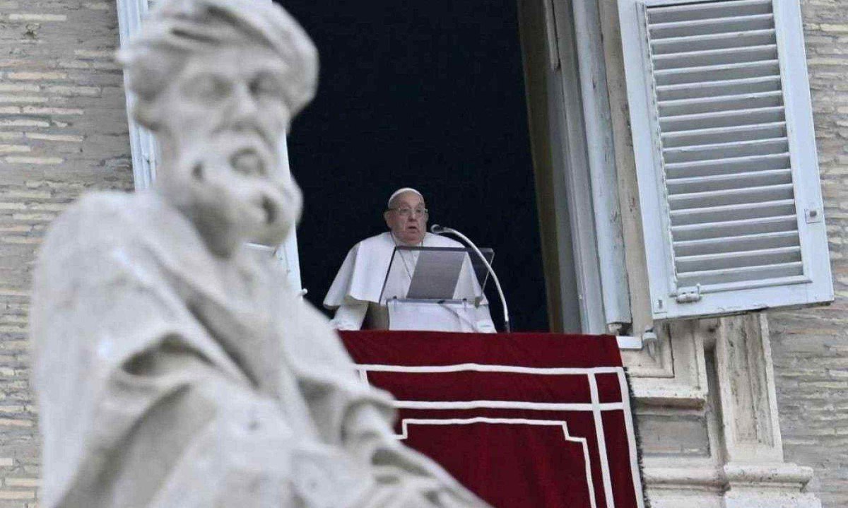 Papa Francisco fala à multidão da janela do palácio apostólico com vista para a Praça de São Pedro para a oração do Angelus -  (crédito: Filippo MONTEFORTE / AFP)
