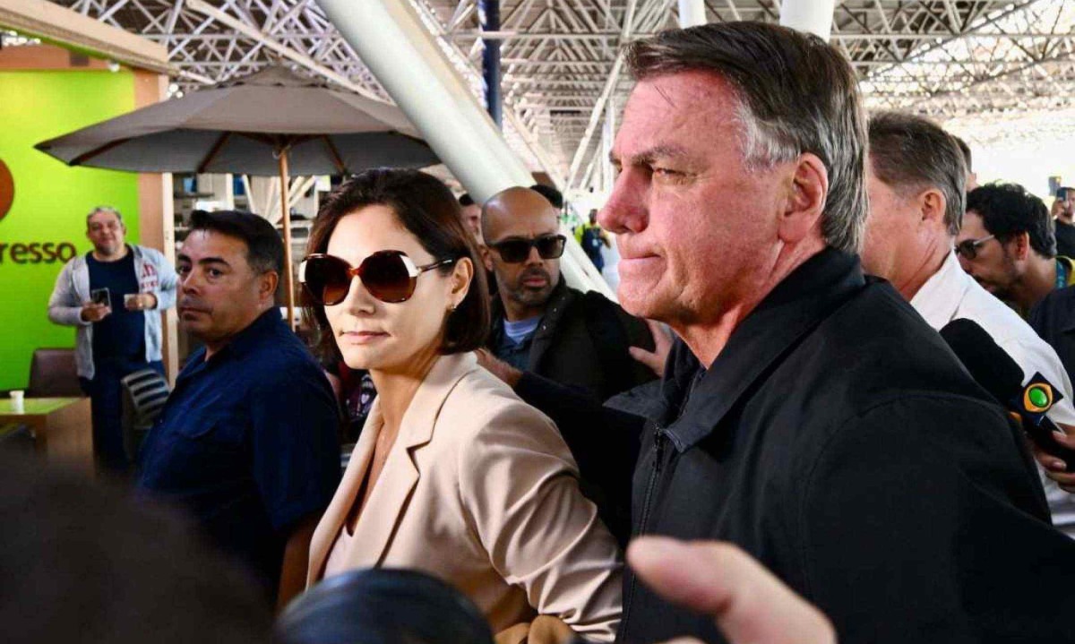 Jair Bolsonaro foi ao aeroporto com sua esposa Michelle Bolsonaro que foi a Washington acompanhar a posse de Donald Trump -  (crédito:  EVARISTO SA / AFP)