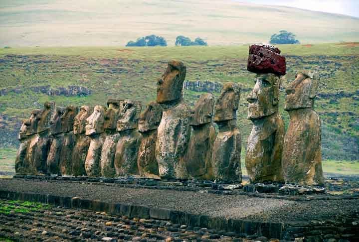 Declarado Patrimônio da Humanidade pela Unesco em 1995, o Parque Nacional Rapa Nui, na Ilha de Páscoa, é um dos mais lugares mágicos do mundo. Chega-se ao local em voo de 6h partindo de Santiago. Lá ficam mais de 800 estatuetas e grandes estátuas de pedra chamadas de Moai. Mistério sobre sua origem intriga.