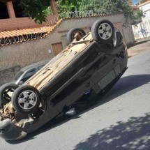 Idoso capota carro em BH e sai com ferimentos leves - CBMMG