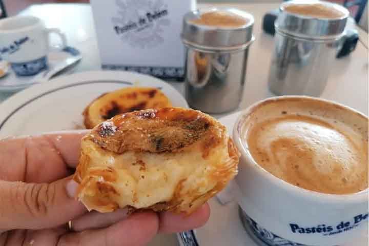 Esses doces sÃ£o tipicamente feitos com leite, limÃ£o, canela, aÃ§Ãºcar, ovos e massa folhada e chamam a atenÃ§Ã£o pelo sabor e por derreter na boca.