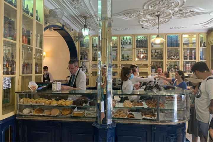 Em um salão confortável ou no balcão próximo a entrada, o cliente vai experimentar a “receita secreta” oriunda do Mosteiro. Trata-se do melhor pastel de Belém produzido no mundo. 