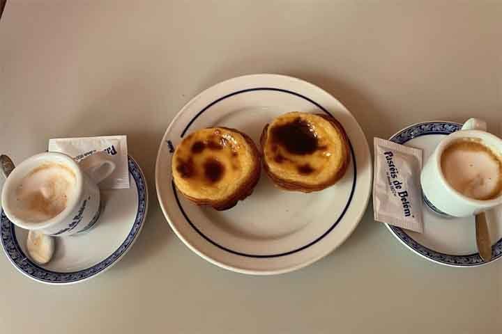 No início, os pastéis foram postos à venda numa refinaria de açúcar situada próximo do Mosteiro dos Jerónimos.