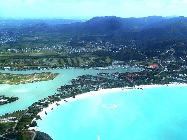 Antígua e Barbuda tem 98 mil habitantes numa área de 441 km².  Capital: Saint John-giggel wikimedia commons 
