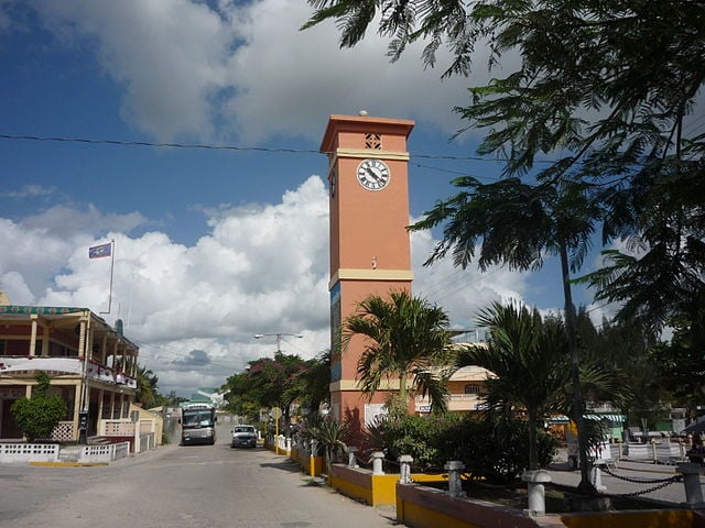 Belize tem 401 mil habitantes em 13.800 km². Capital: Belmopã. -Pgbk87 -  wikimedia commons 