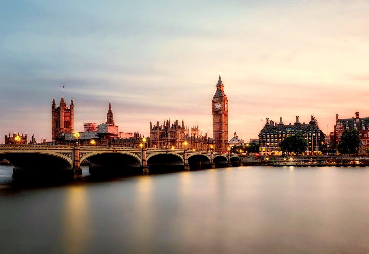 Londres é a capital inglesa, uma das mais importantes da Europa, foco de intenso turismo, uma grande força econômica e cultural. -Imagem de David Mark por Pixabay 