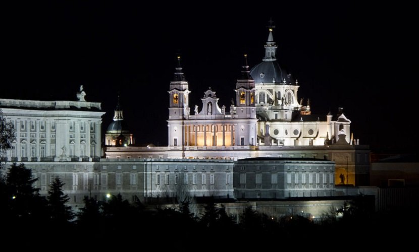 Catedral de Almudena (Catedral de la Almudena) - A Catedral de Almudena foi consagrada em 1993 pelo Papa JoÃ£o Paulo II, apÃ³s mais de um sÃ©culo de construÃ§Ã£o. Esta catedral neoclÃ¡ssica com elementos neogÃ³ticos Ã© dedicada Ã  Virgem de Almudena, padroeira de Madrid.