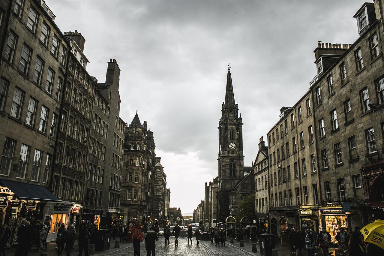 A capital Edimburgo tem uma das paisagens históricas mais deslumbrantes do continente. Serviu de inspiração para J.K.Rowling criar os cenários de Harry Potter. -Imagem de Eduardo Vieira por Pixabay 
