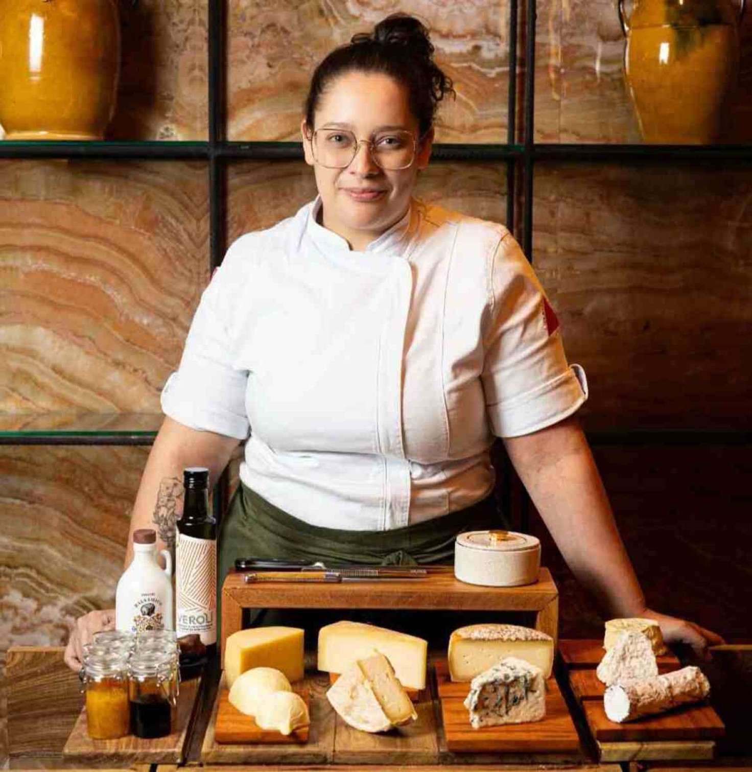 A chef Ana Gabi Costa é a idealizadora por trás da 'Degustação de Queijos Mineiros', apresentada no Trintaeum Restaurante