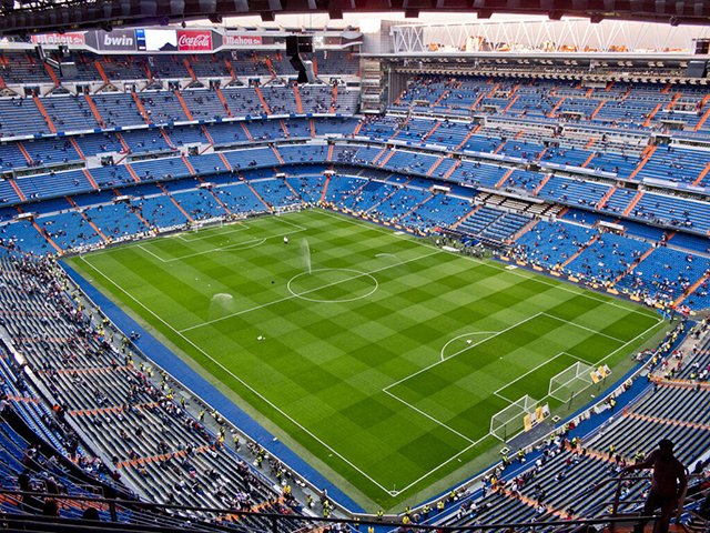 Estádio Santiago Bernabéu - Inaugurado em 1947, o Estádio Santiago Bernabéu é a casa do Real Madrid, um dos clubes de futebol mais bem-sucedidos do mundo. O estádio pode acomodar mais de 80.000 espectadores e inclui um museu dedicado à história do clube.