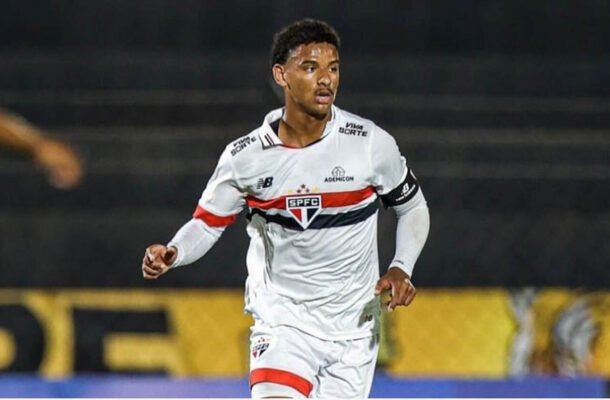 HUGO LEONARDO - Um dos destaques da Copinha, fez a sua primeira partida como profissional. Não conseguiu aparecer muito no jogo e ficou devendo, mas fica a expectativa do começo de uma bela história. Nota: 5,5 - Foto: Rubens Chiri/SPFC