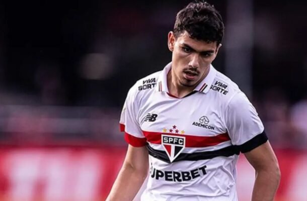 JOÃO MOREIRA - Um dos jovens jogadores que teve oportunidade na partida. Entretanto, não conseguiu se destacar e acabou comprometendo na organização defensiva. Nota: 5 - Foto: Rubens Chiri/SPFC