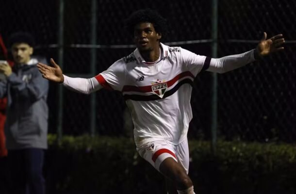 LUCAS FERREIRA - Entre os que entraram, foi o melhor. Esteve em campo com uma função clara e levou perigo em algumas oportunidade ao gol adversário. Nota: 6 - Foto: Rubens Chiri/São Paulo FC