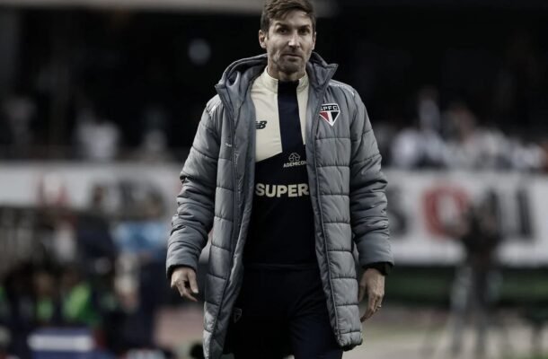 MAXI CUBERAS - Interino para a partida, encarou o desafio de treinar uma mistura de jogadores sem qualquer tipo de entrosamento. Podia ter feito escolhas melhores para o começo do jogo, além de alterações que não deixassem jogadores da mesma faixa de campo atuando juntos. Nota: 5,5 -Foto: Rubens Chiri/São Paulo FC