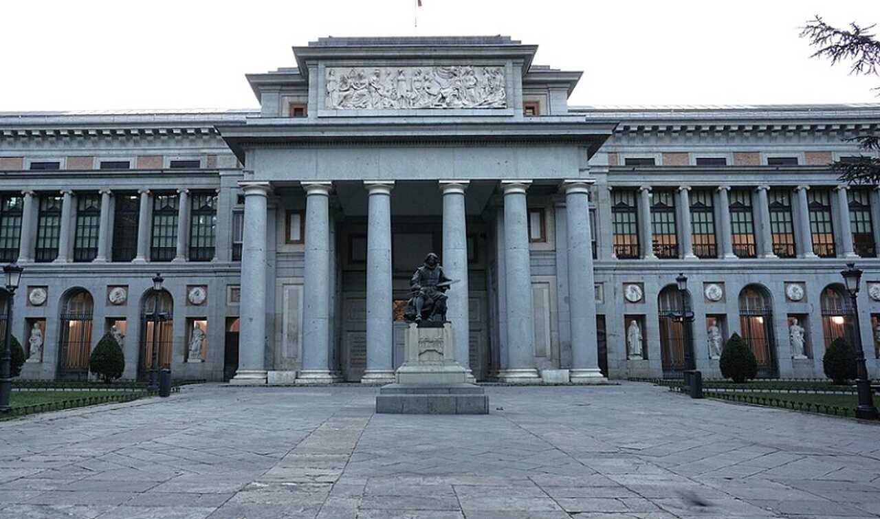 Museu do Prado (Museo del Prado) - Fundado em 1819, o Museu do Prado é um dos museus de arte mais importantes do mundo. Abriga uma vasta coleção de obras-primas, incluindo pinturas de Velázquez, Goya, El Greco e muitos outros mestres espanhóis e europeus.