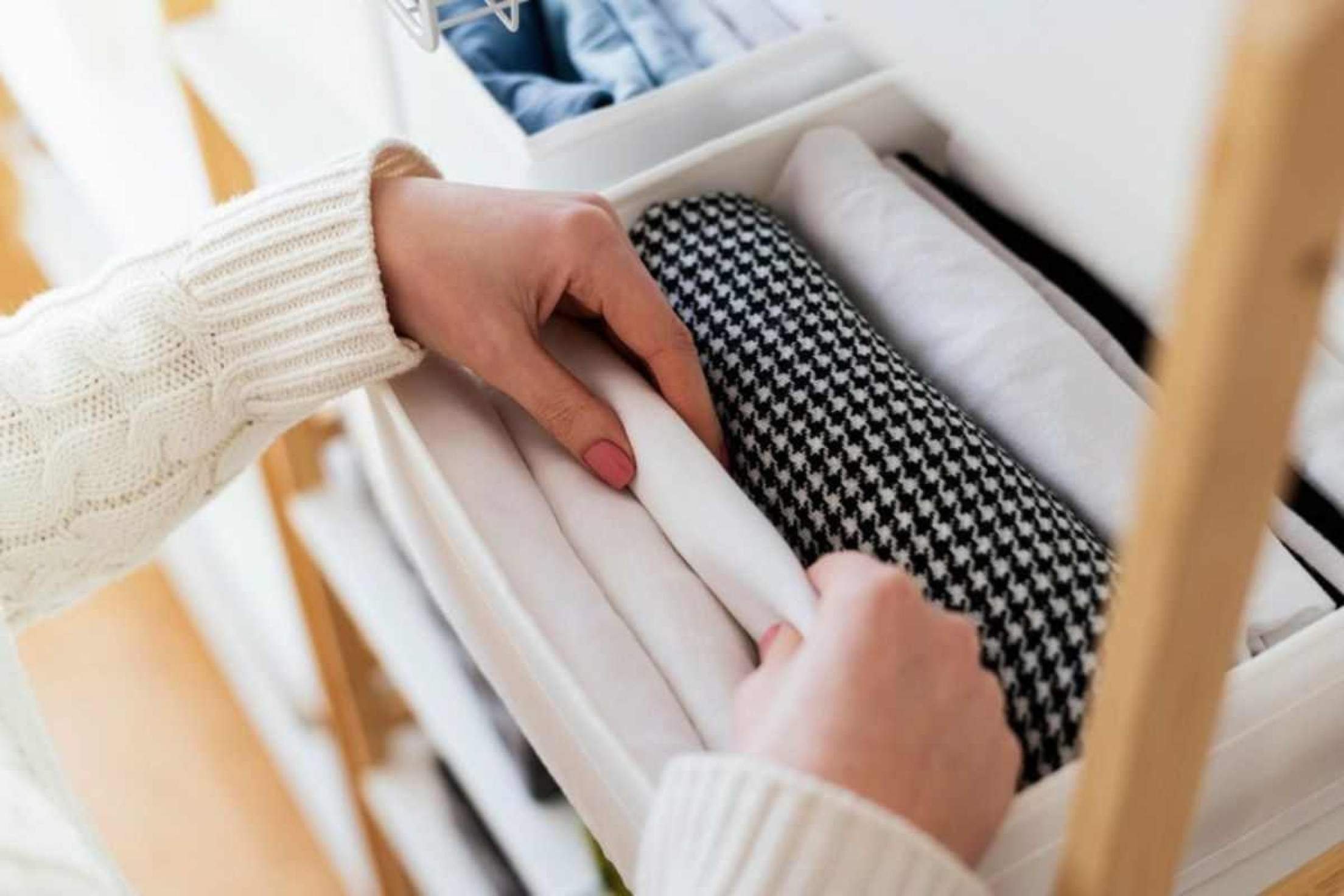 Roupas sendo organizadas na gaveta 
