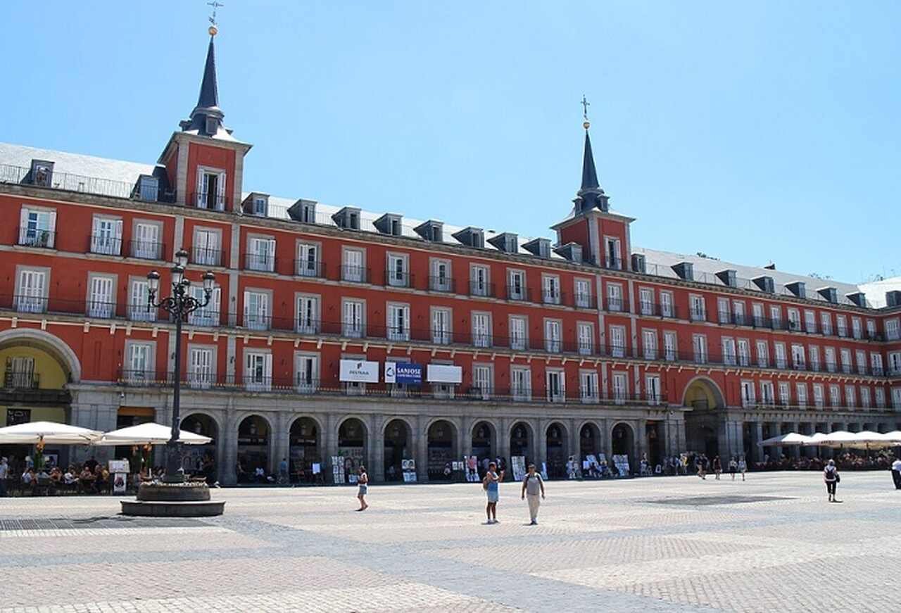 Plaza Mayor - Inaugurada em 1619, a Plaza Mayor Ã© uma majestosa praÃ§a retangular cercada por edifÃ­cios com arcadas. Foi palco de eventos histÃ³ricos como coroaÃ§Ãµes, touradas e execuÃ§Ãµes pÃºblicas. Hoje, Ã© um local popular para passear e desfrutar da gastronomia local.