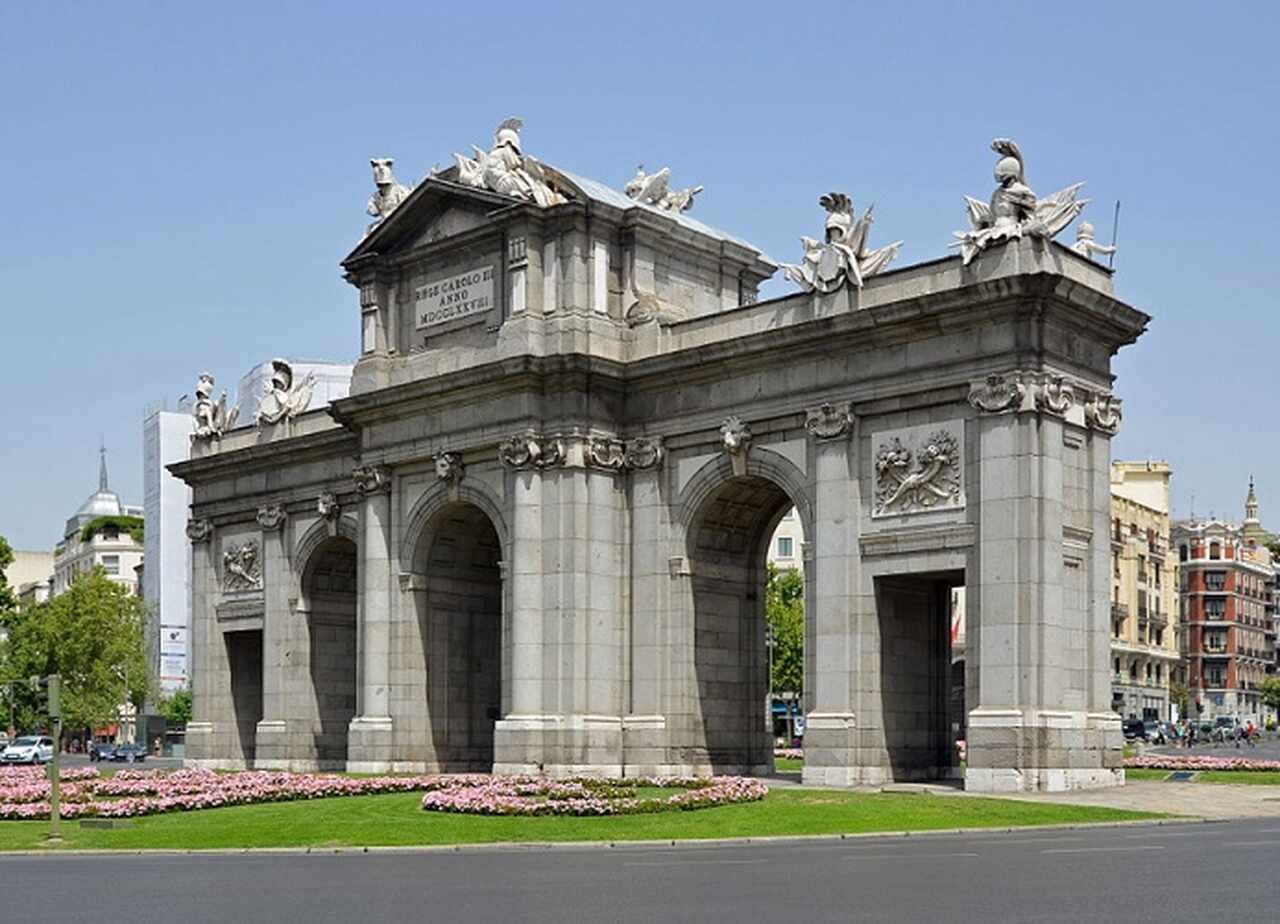 Puerta de Alcalá - Inaugurada em 1778, a Puerta de Alcalá é um dos arcos de triunfo mais icônicos de Madrid. Localizada na Plaza de la Independencia, esta estrutura neoclássica foi construída durante o reinado de Carlos III e simboliza a entrada oriental da cidade.