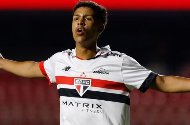 RYAN FRANCISCO - Artilheiro da Copinha, fez a sua primeira partida como titular, a segunda no profissional. Logo nos primeiros segundos, quase guardou. Faltou as bolas chegarem e um pouco mais de movimentaÃ§Ã£o, mas o atacante terÃ¡ um jogo decisivo pelo Sub-20 jÃ¡ nesta terÃ§a-feira. Nota: 6 - Foto: Rubens Chiri/SÃ£o Paulo FC