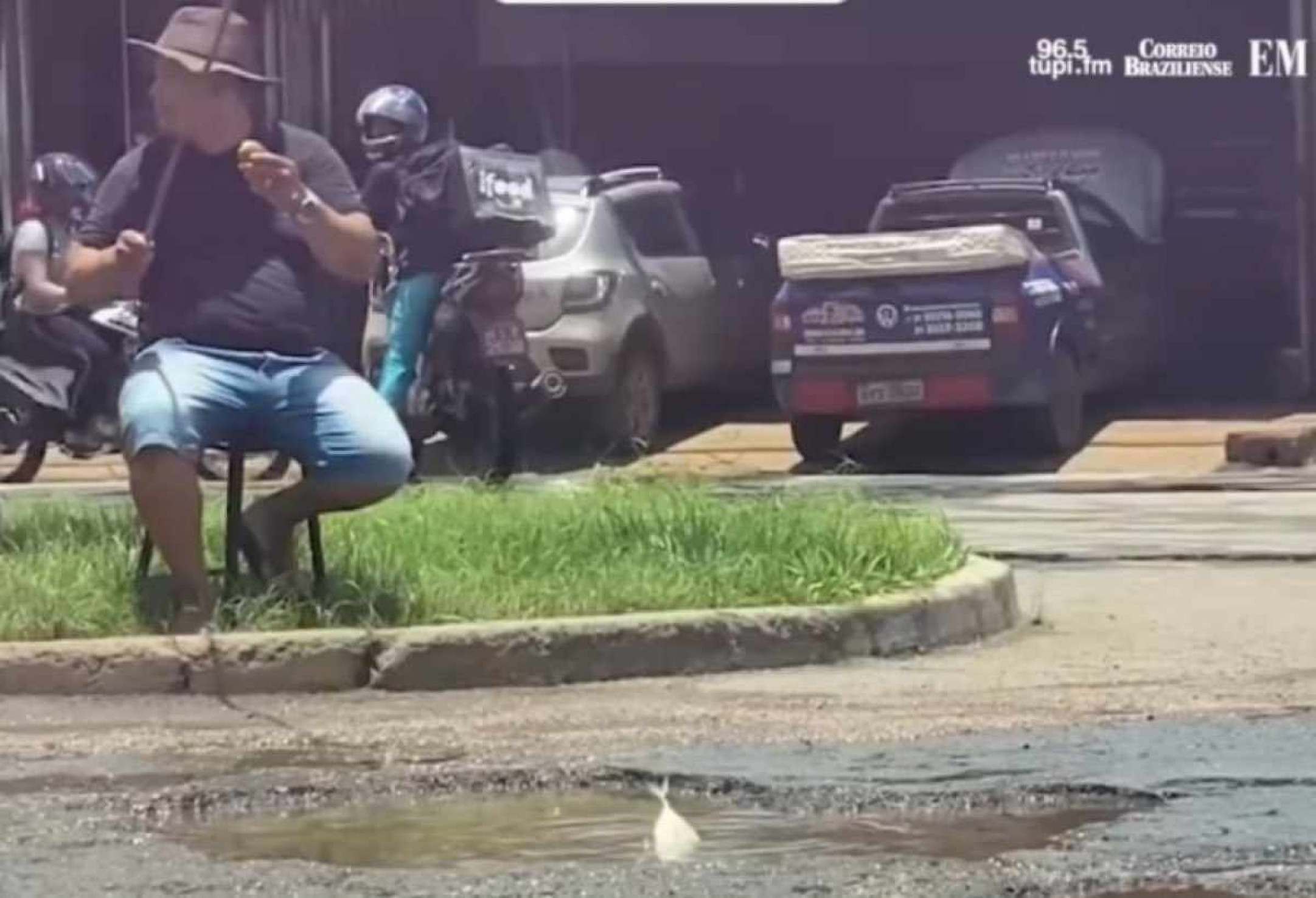 Vídeo: homem 'pesca' peixe em buraco no asfalto de cidade mineira