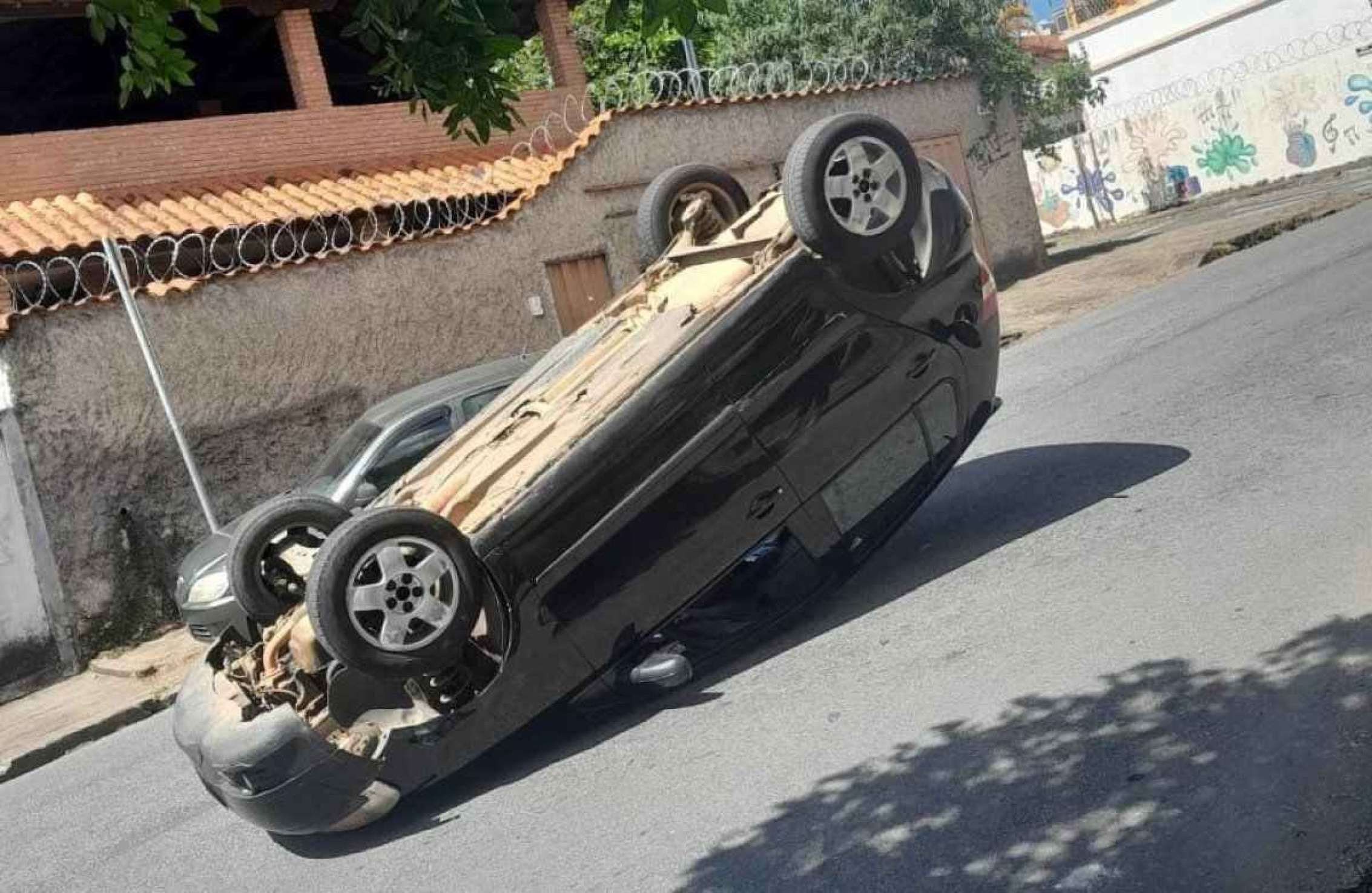 Idoso capota carro em BH e sai com ferimentos leves