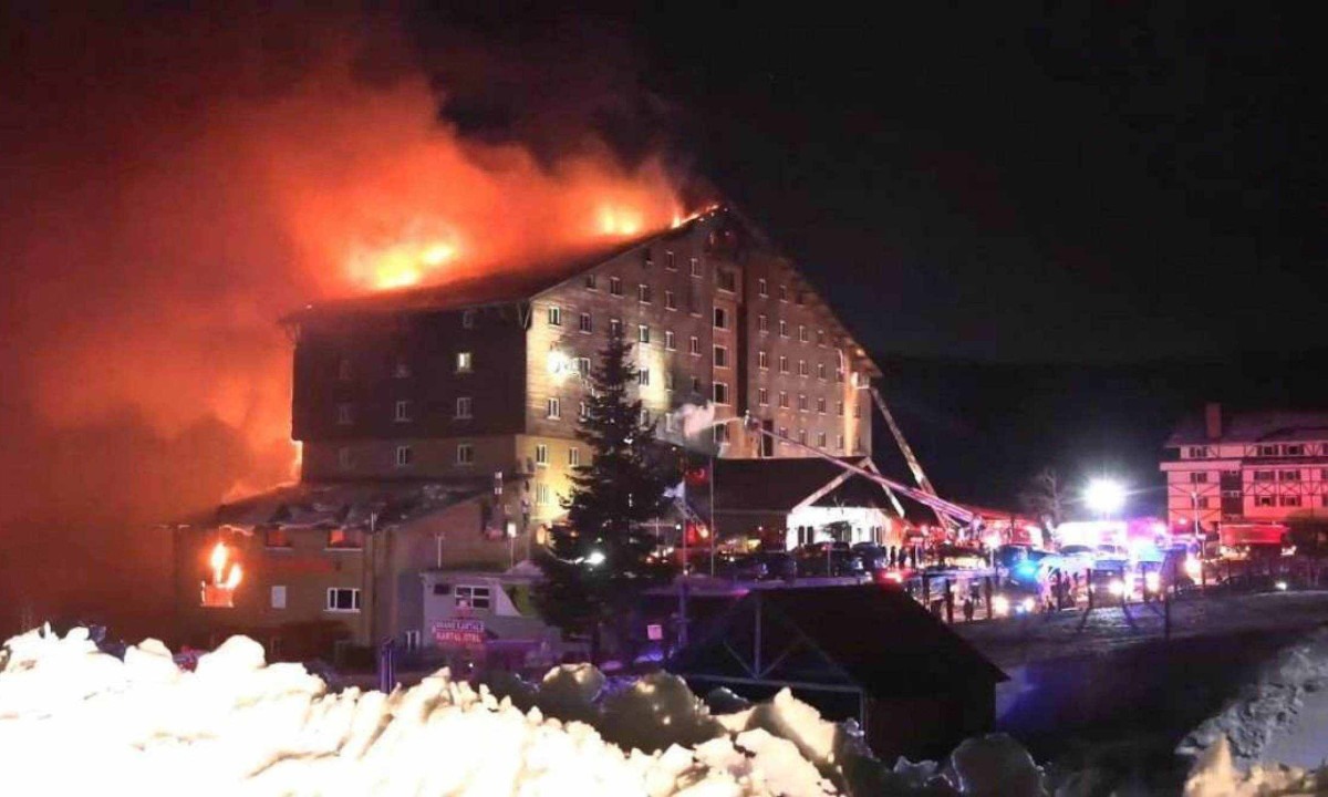 Fogo começou no quarto andar de um hotel de 11 andares na Turquia, resultando em 10 mortos e 32 feridos -  (crédito: Demiroren News Agency/ AFP)