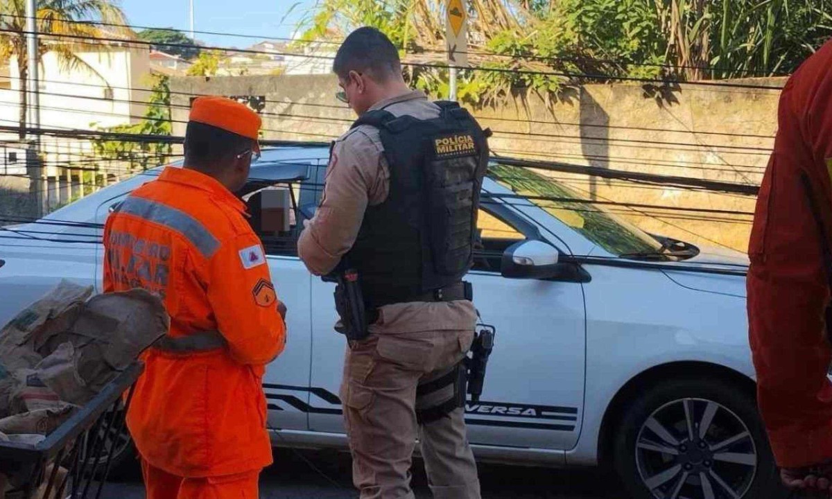 Tr&ecirc;s pessoas estavam no autom&oacute;vel e foram retiradas pelos bombeiros. -  (crédito: cr&eacute;dito: CBMMG)