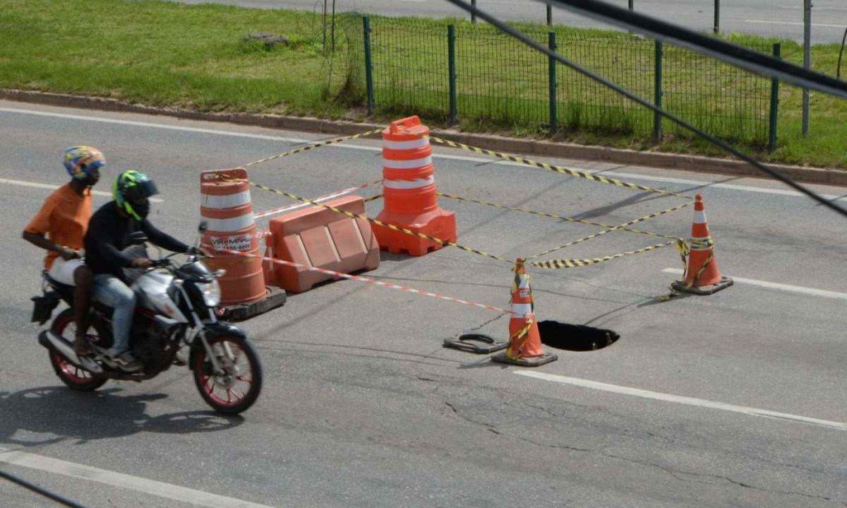Duas faixas da Avenida Cristiano Machado, pr&oacute;ximo ao cruzamento da Avenida Sebasti&atilde;o de Brito, no sentido bairro, foram interditadas -  (crédito: T&uacute;lio Santos/EM/D.A.Press. Brasil. Belo Horizonte - MG)